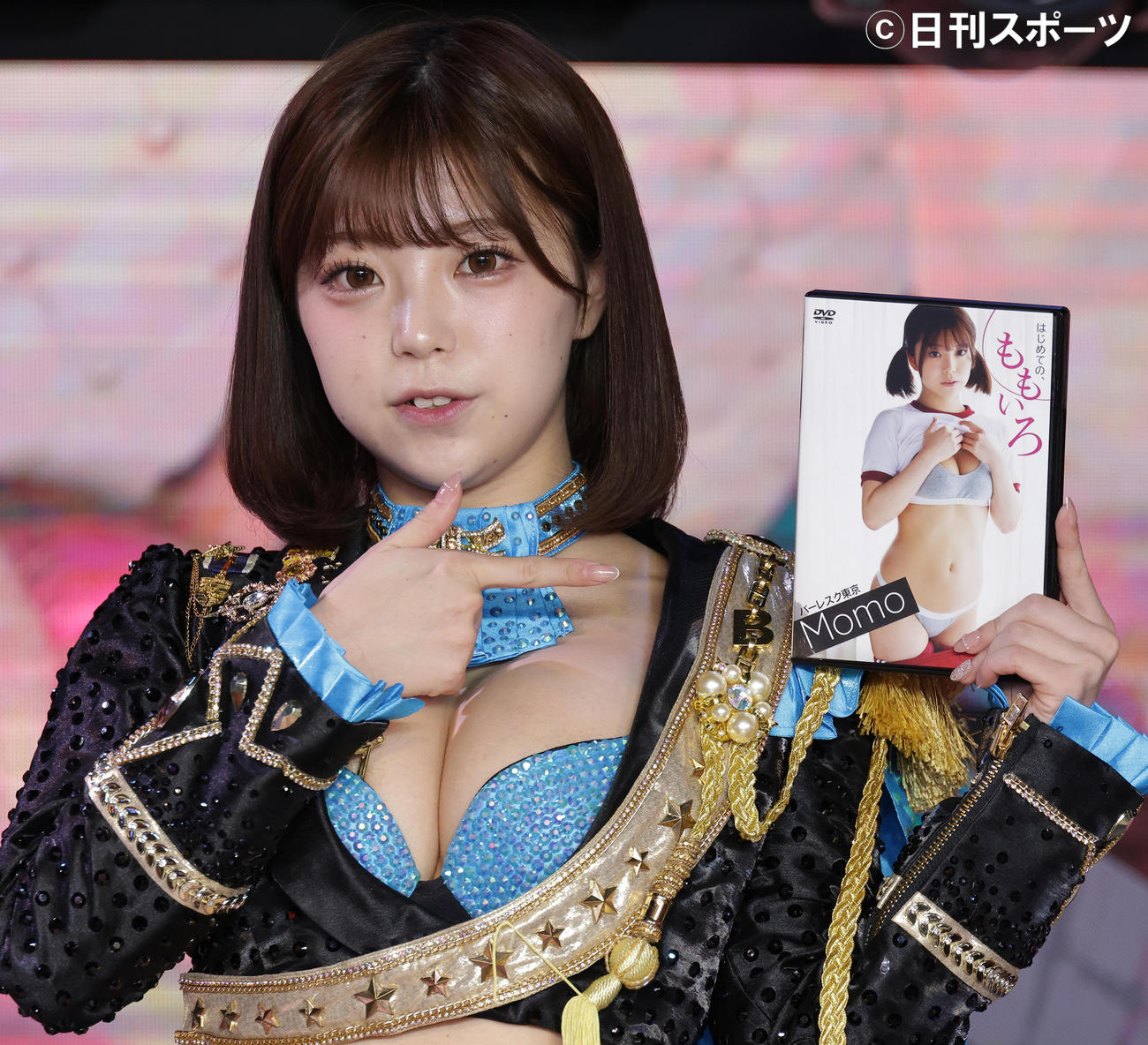 1stDVDを手に「六本木・結界解除祭り！！」を開催したバーレスク東京のもも（撮影・中島郁夫）