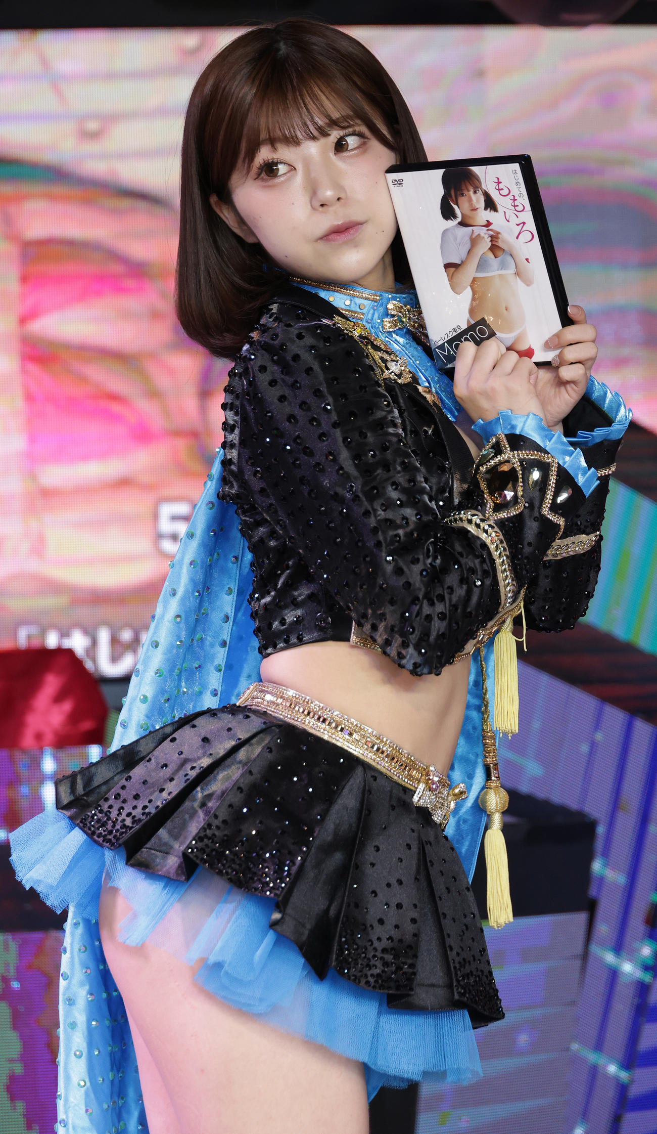 1stDVDを手に「六本木・結界解除祭り！！」を開催したバーレスク東京のもも（撮影・中島郁夫）