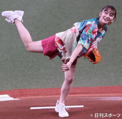 オリックス対中日　始球式を行う女優の岡田結実（撮影・上山淳一）