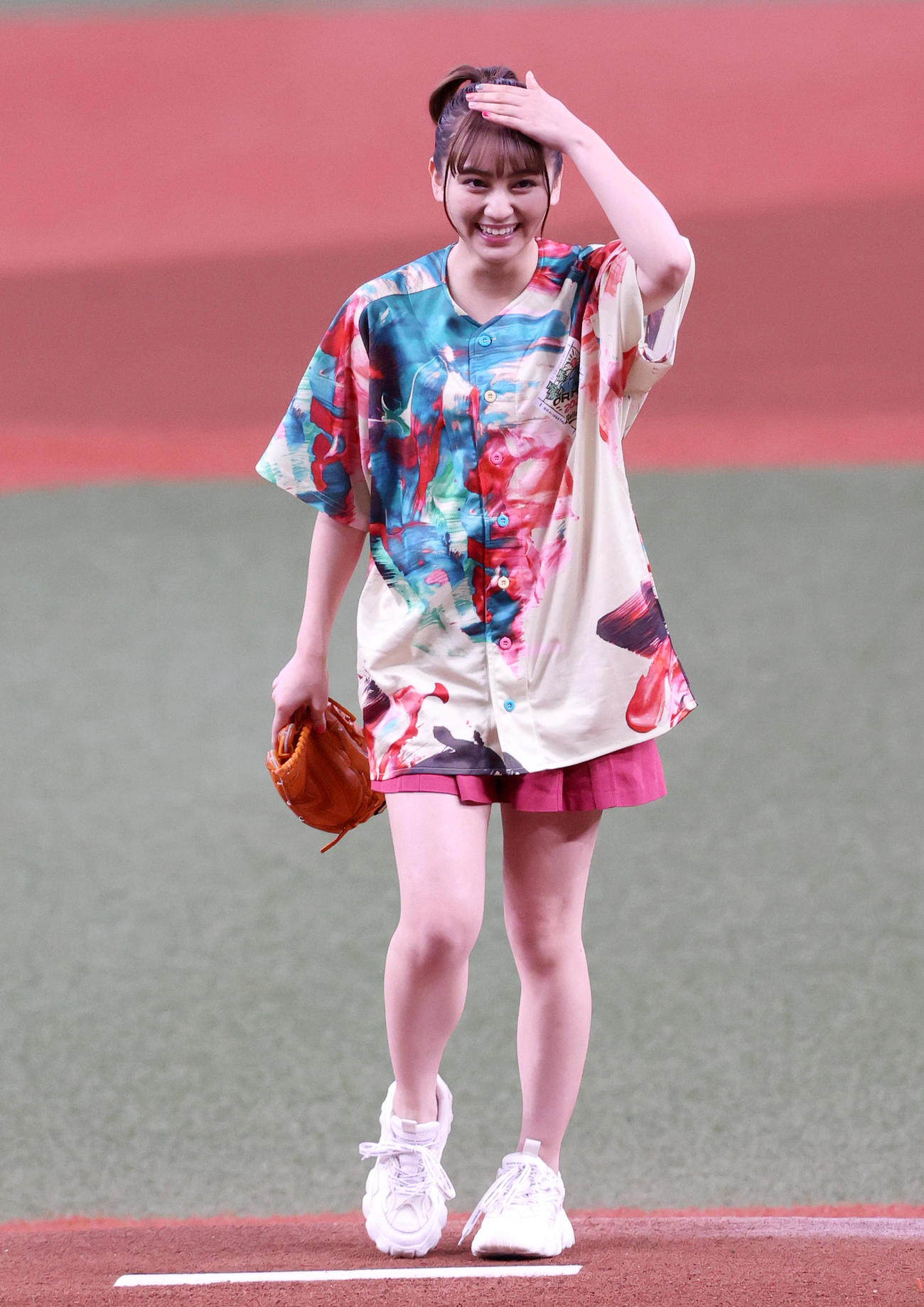 オリックス対中日　始球式で投球を終え笑顔を見せる女優の岡田結実（撮影・上山淳一）