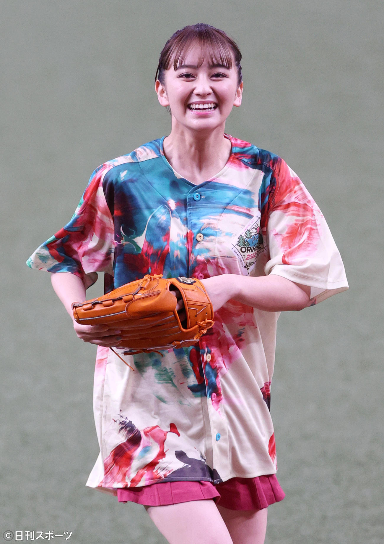 オリックス対中日　始球式で投球を終え笑顔を見せる女優の岡田結実（撮影・上山淳一）