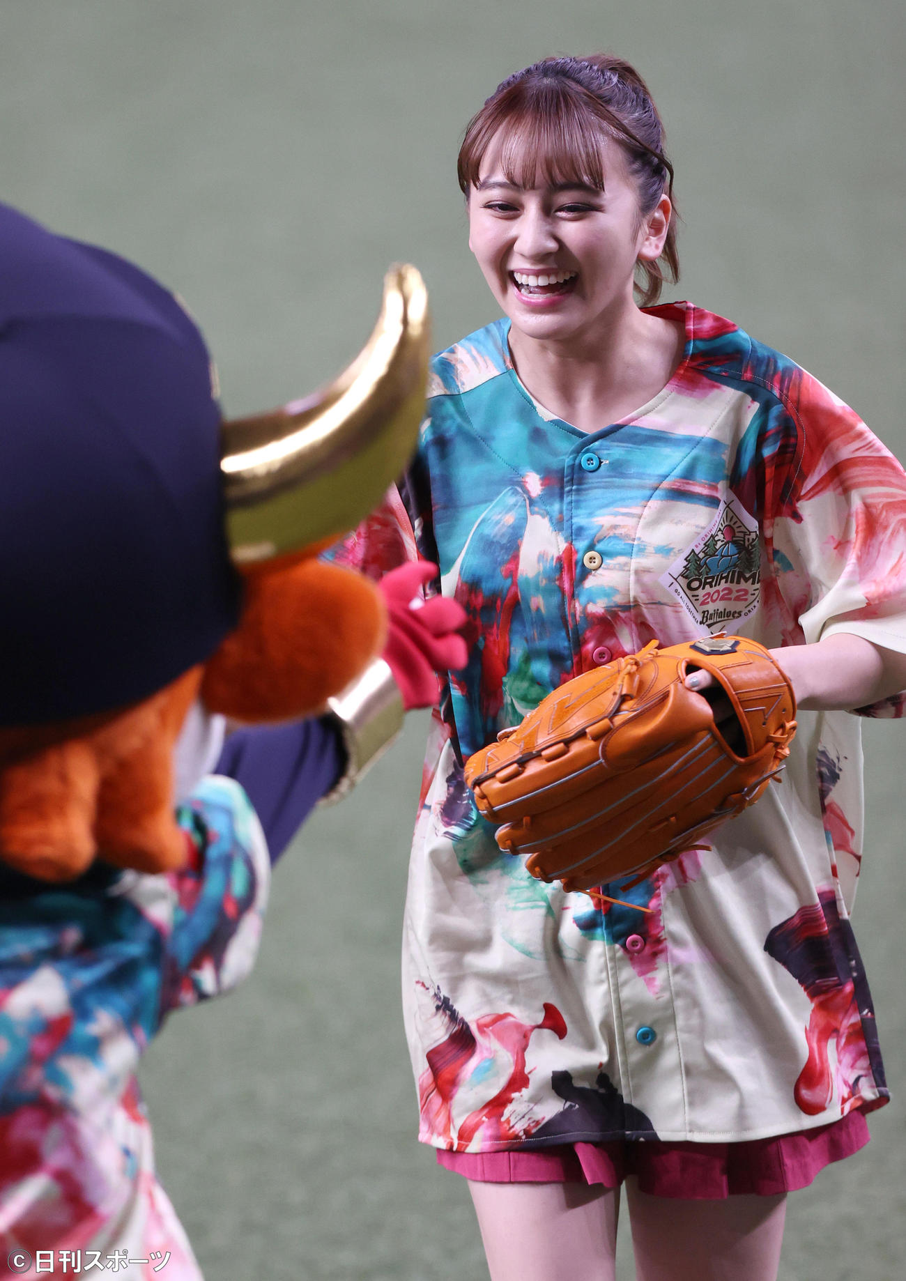 オリックス対中日　始球式で投球を終え笑顔を見せる女優の岡田結実（撮影・上山淳一）