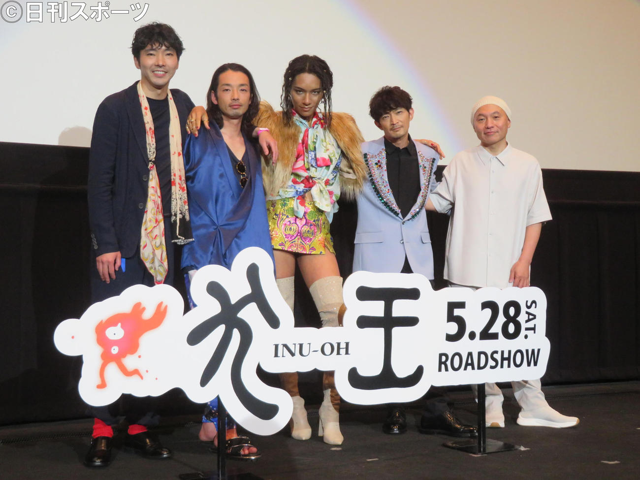 「犬王」初日舞台あいさつに登壇した、左から柄本佑、森山未來、アヴちゃん、津田健次郎、湯浅政明監督（撮影・村上幸将）