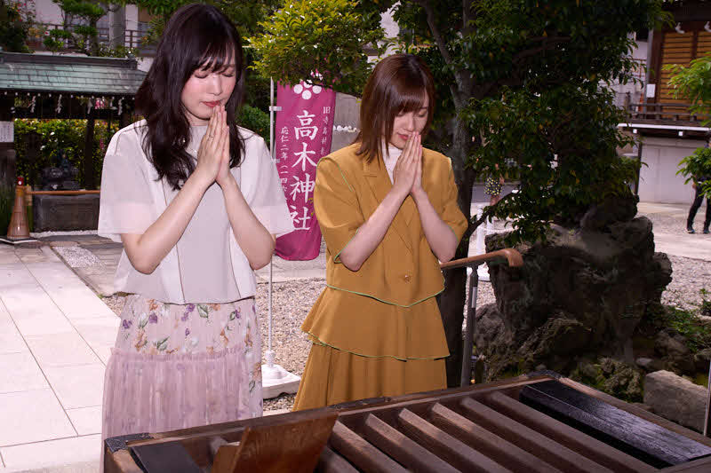 劇場版「からかい上手の高木さん」大ヒット祈願イベントを高木神社で行った高橋李依（右）と大原ゆい子