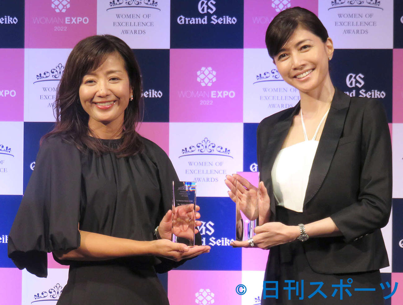 「Women of Excellence Awards」を受賞した内田有紀（右）と弁護士の菊間千乃氏