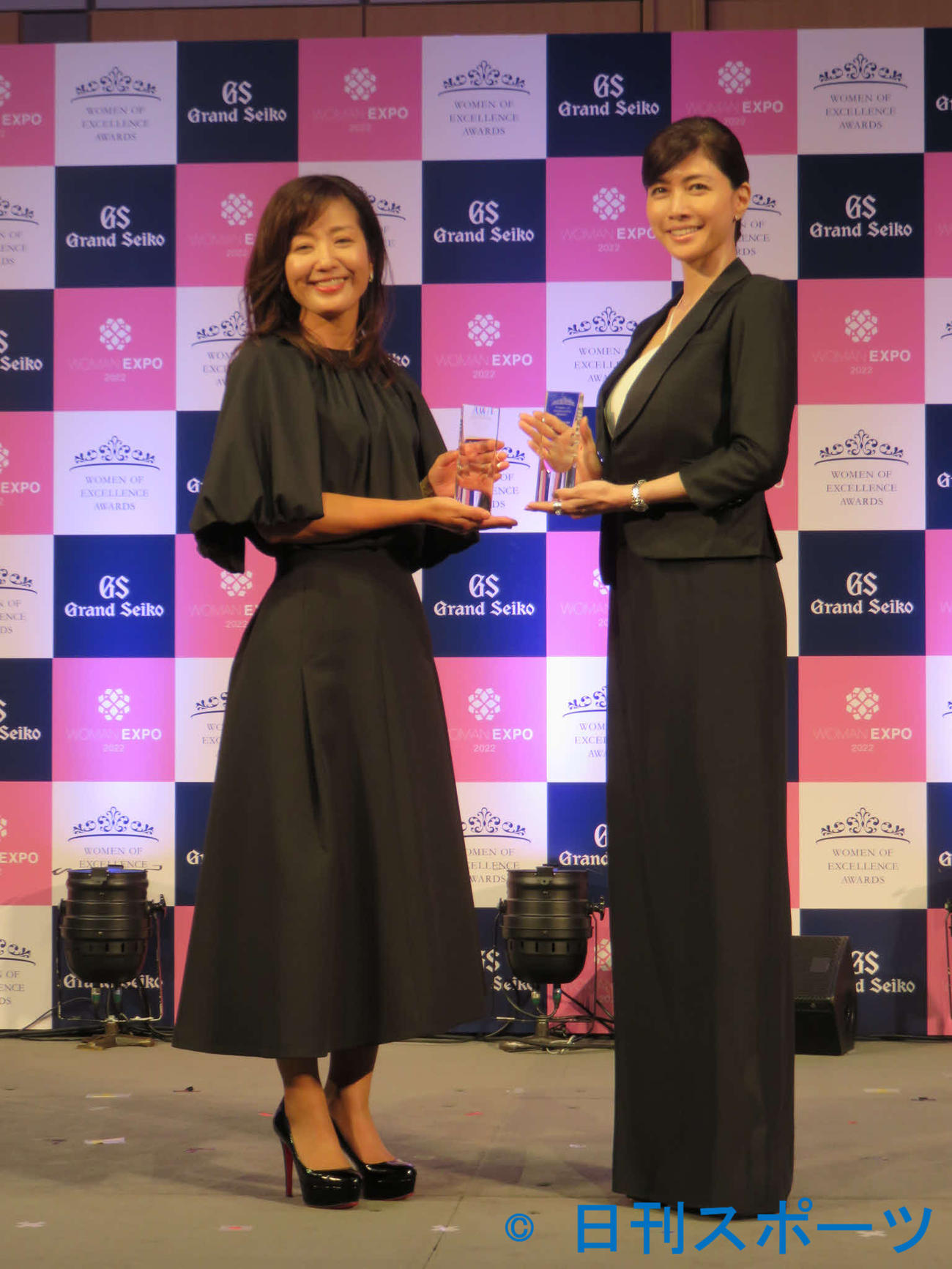 「Women of Excellence Awards」を受賞した内田有紀（右）弁護士の菊間千乃氏