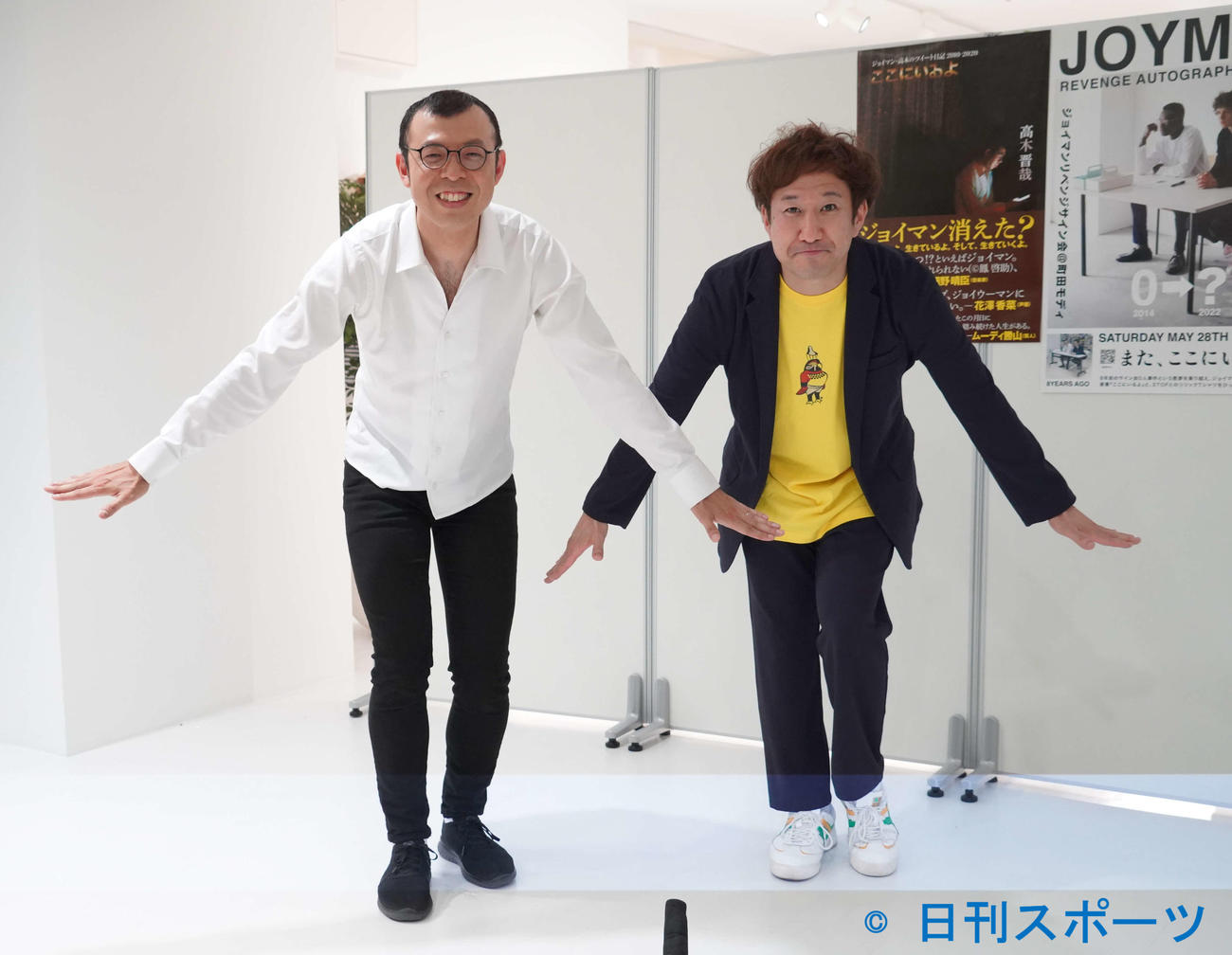 著書「ここにいるよ　ジョイマン・高木のツイート日記」のサイン会を行ったジョイマン高木晋哉（左）と池谷和志（撮影・佐藤成）