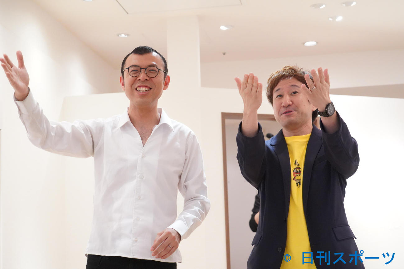 著書「ここにいるよ　ジョイマン・高木のツイート日記」のサイン会を行ったジョイマン高木晋哉（左）と池谷和志（撮影・佐藤成）