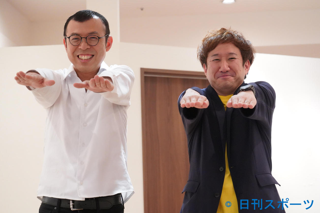 著書「ここにいるよ　ジョイマン・高木のツイート日記」のサイン会を行ったジョイマン高木晋哉（左）と池谷和志（撮影・佐藤成）