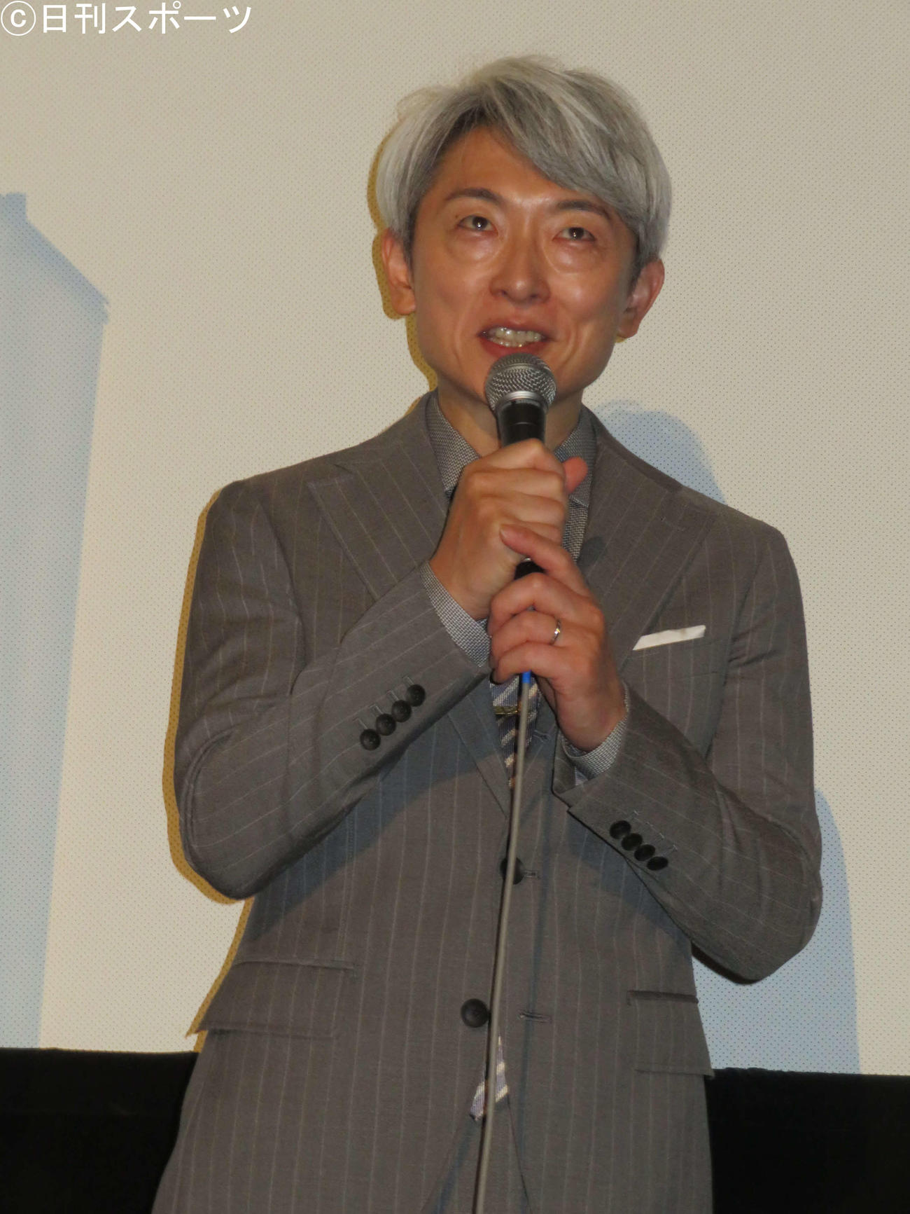 映画「劇場版　おいしい給食　卒業」大ヒット御礼舞台あいさつに登壇した登坂淳一（撮影・村上幸将）
