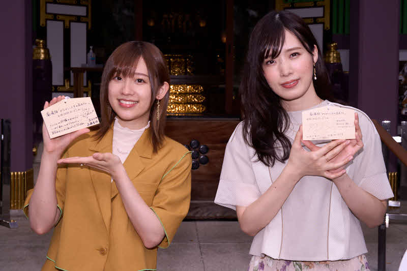 絵馬を披露する高橋李依（左）と大原ゆい子