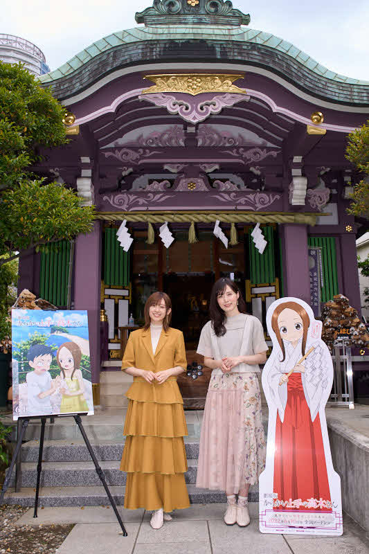 劇場版「からかい上手の高木さん」大ヒット祈願イベントを高木神社で行った高橋李依（左）と大原ゆい子