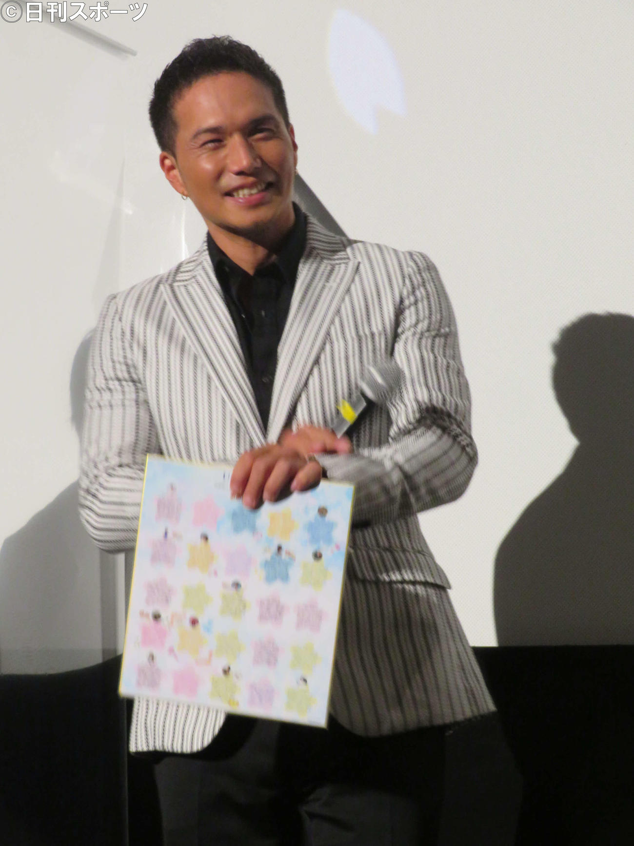 「劇場版　おいしい給食　卒業」完成披露上映会で寄せ書きをもらって喜ぶ市原隼人（撮影・村上幸将）