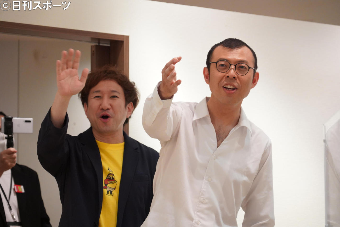 著書「ここにいるよ　ジョイマン・高木のツイート日記」のサイン会を行ったジョイマン池谷和志（左）と高木晋哉（撮影・佐藤成）