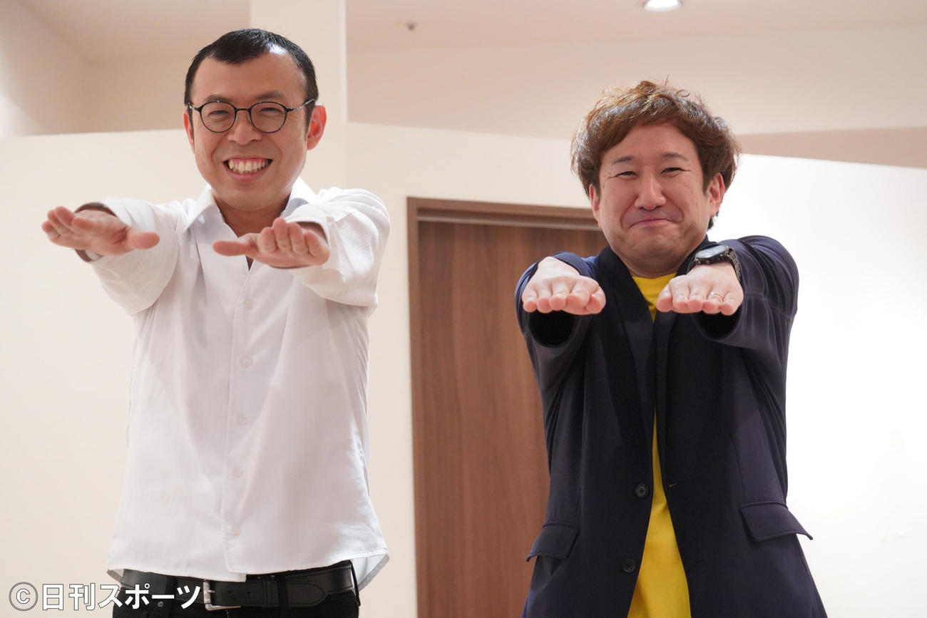 著書「ここにいるよ　ジョイマン・高木のツイート日記」のサイン会を行ったジョイマン高木晋哉（左）と池谷和志（撮影・佐藤成）