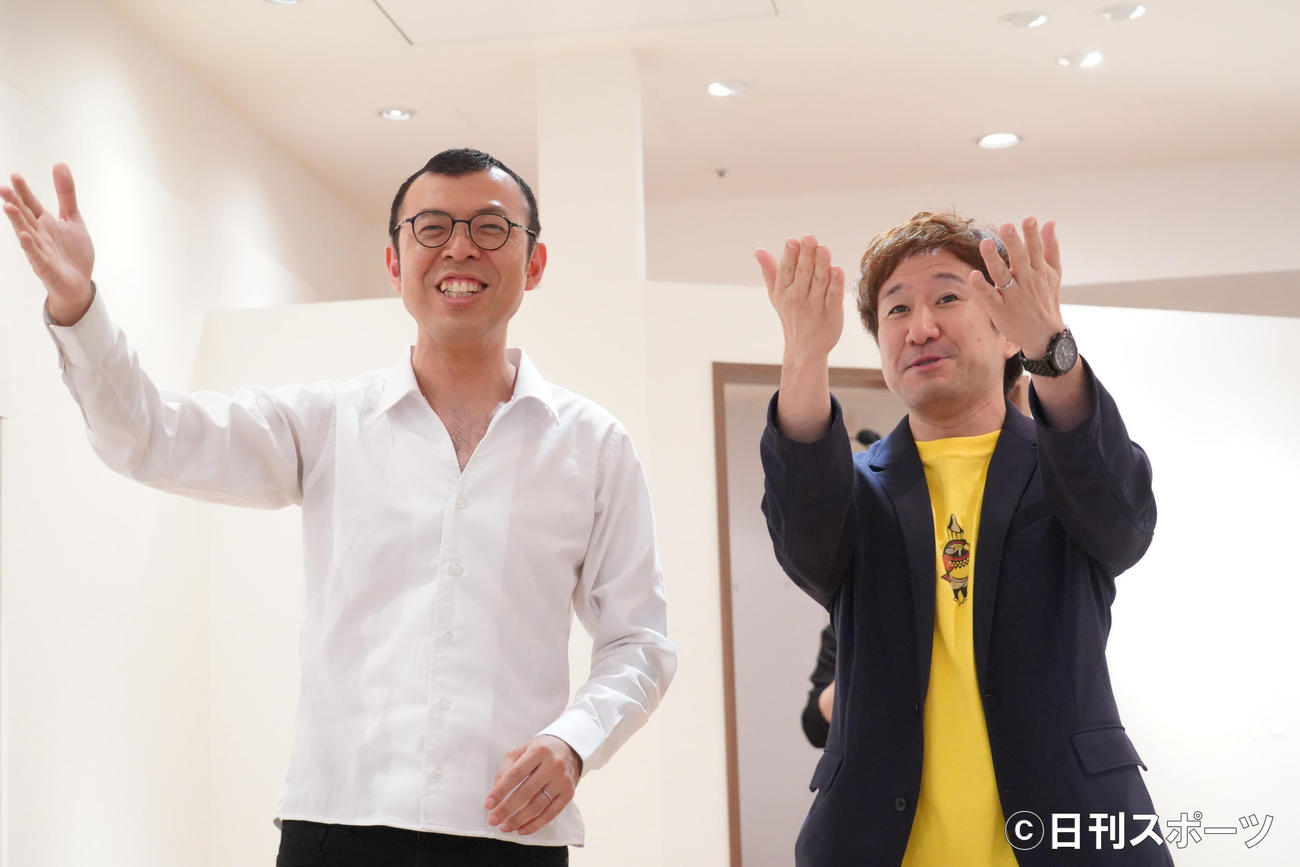 著書「ここにいるよ　ジョイマン・高木のツイート日記」のサイン会を行ったジョイマン高木晋哉（左）と池谷和志（撮影・佐藤成）