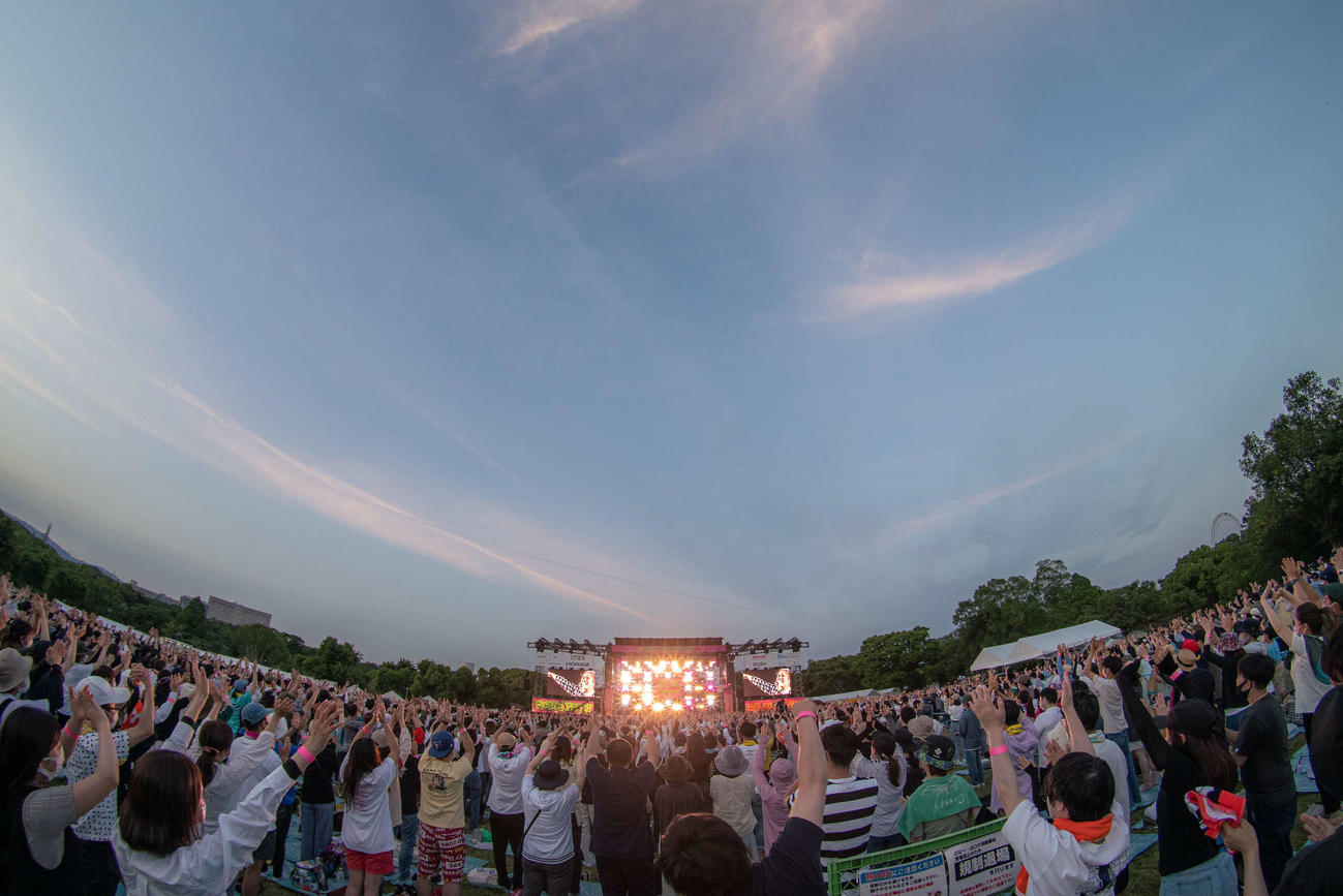 FM802主催の野外ライブ「MEET THE WORLD BEAT 2022」に熱狂する観客（C）FM802