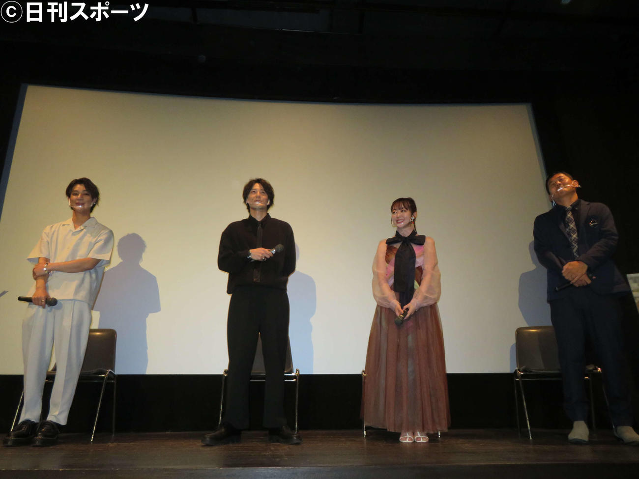 映画「終わりが始まり」舞台あいさつに登壇した、左から高崎翔太、根本正勝、峯岸みなみ、中前勇児監督（撮影・村上幸将）