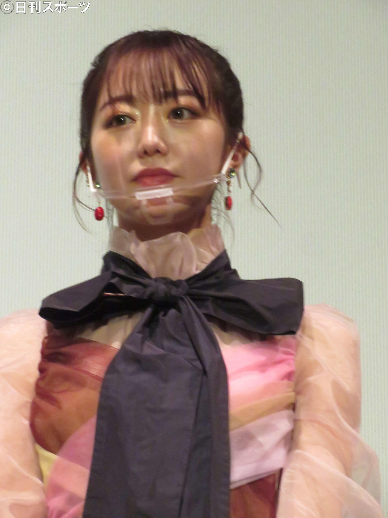 映画「終わりが始まり」（中前勇児監督）舞台あいさつで目を潤ませる峯岸みなみ（撮影・村上幸将）