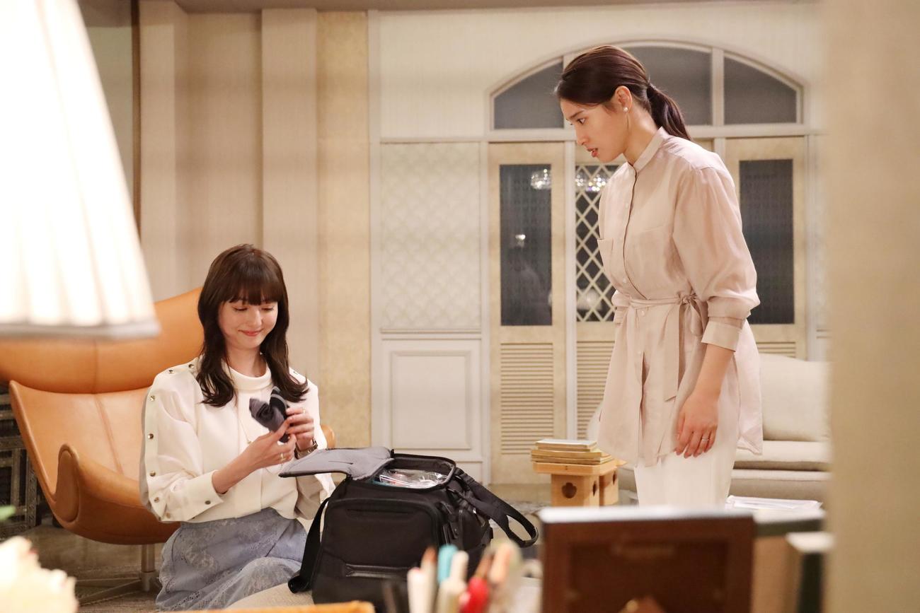 健太の秘書の立花泉（佐々木希＝左）が妊娠した佐都（土屋太鳳）のもとにやって来た（C）フジテレビ