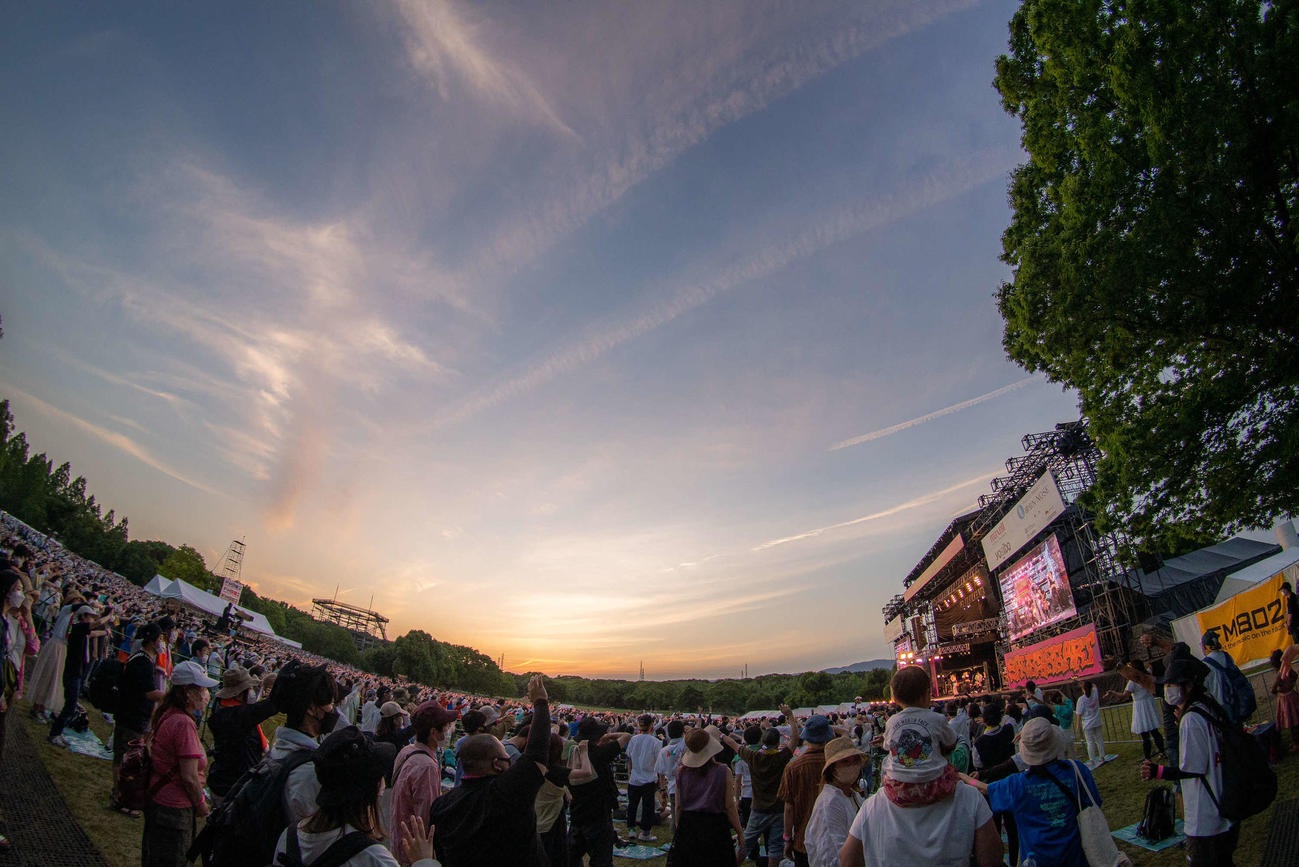FM802主催の野外ライブ「MEET THE WORLD BEAT 2022」に熱狂する観客（C）FM802