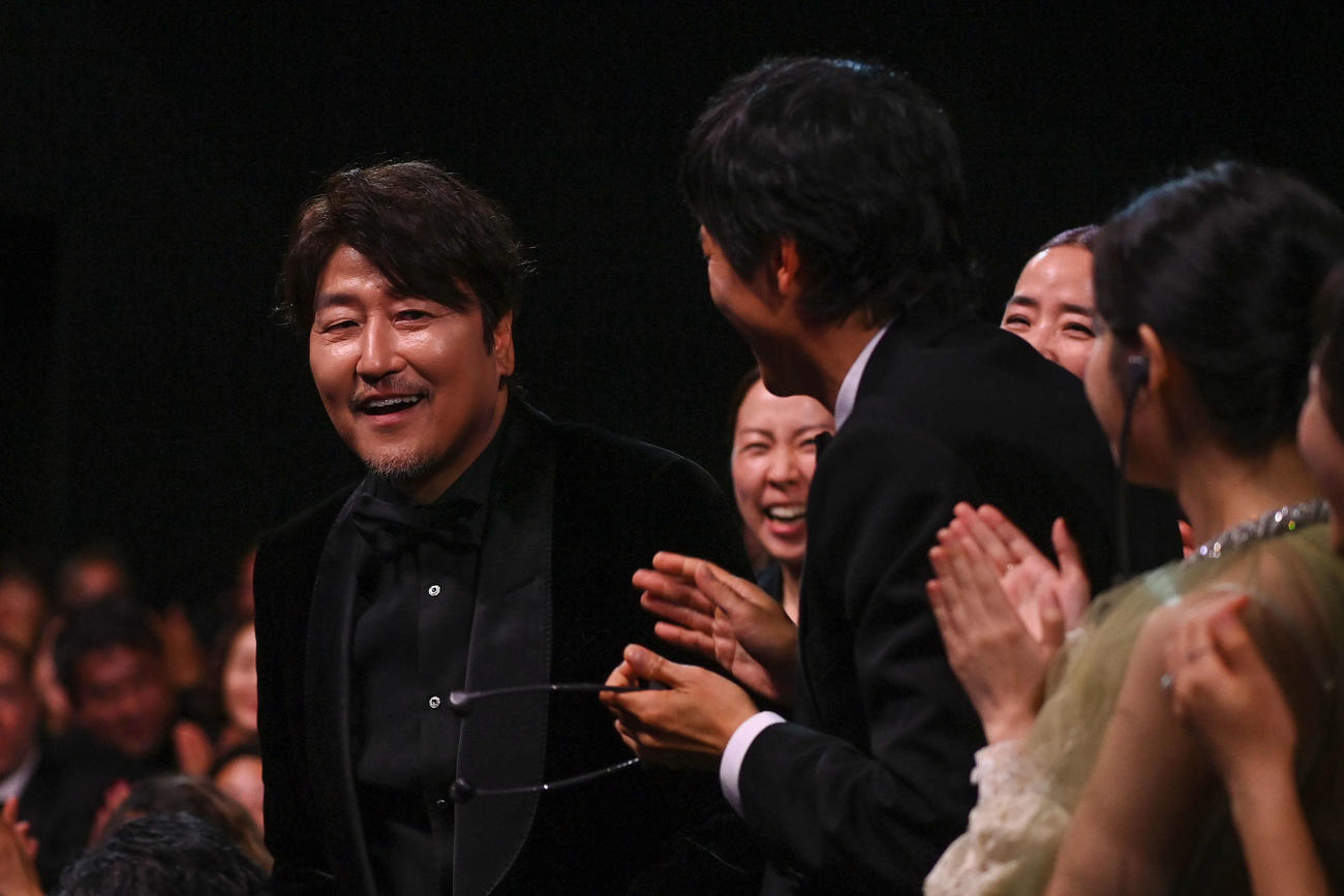 カンヌ映画祭で男優賞を受賞し、笑顔のソン・ガンホ（左）