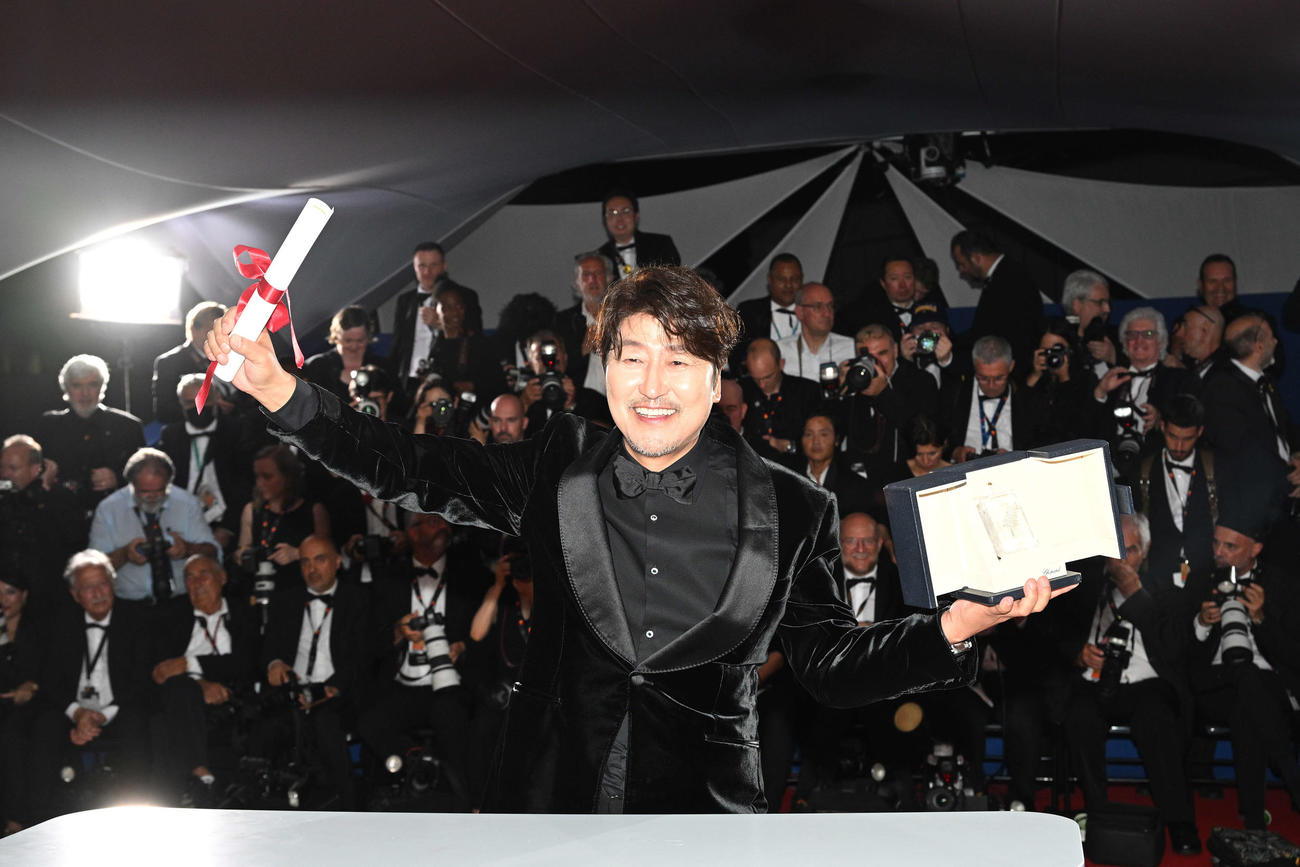 「ベイビー・ブローカー」で韓国人俳優として初のカンヌ映画祭男優賞を受賞し、喜ぶソン・ガンホ