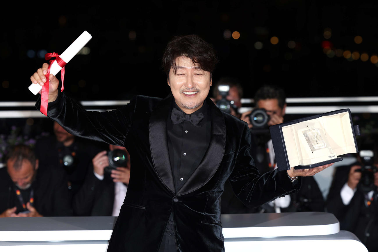 「ベイビー・ブローカー」で韓国人俳優として初のカンヌ映画祭男優賞を受賞し、喜ぶソン・ガンホ
