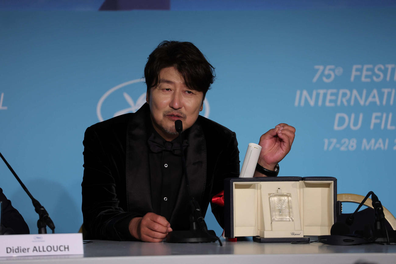 「ベイビー・ブローカー」で韓国人俳優として初のカンヌ映画祭男優賞を受賞し、会見に応じるソン・ガンホ