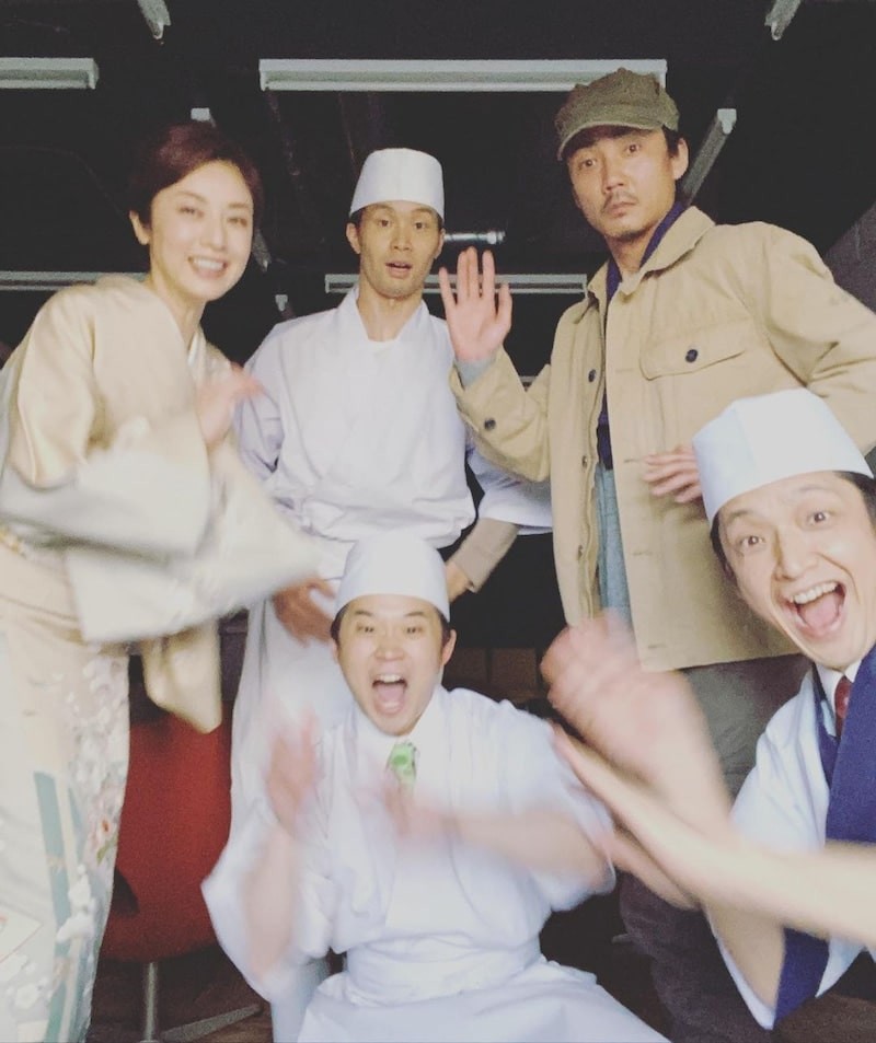 共演者との4コマショットを披露した高岡早紀（左）。前列中央から矢本悠馬、岡田浩暉、後列中央から右へ永沼伊久也、毎熊克哉（アメーバオフィシャルブログから）