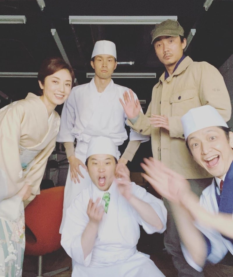 共演者との4コマショットを披露した高岡早紀（左）。前列中央から矢本悠馬、岡田浩暉、後列中央から右へ永沼伊久也、毎熊克哉（アメーバオフィシャルブログから）