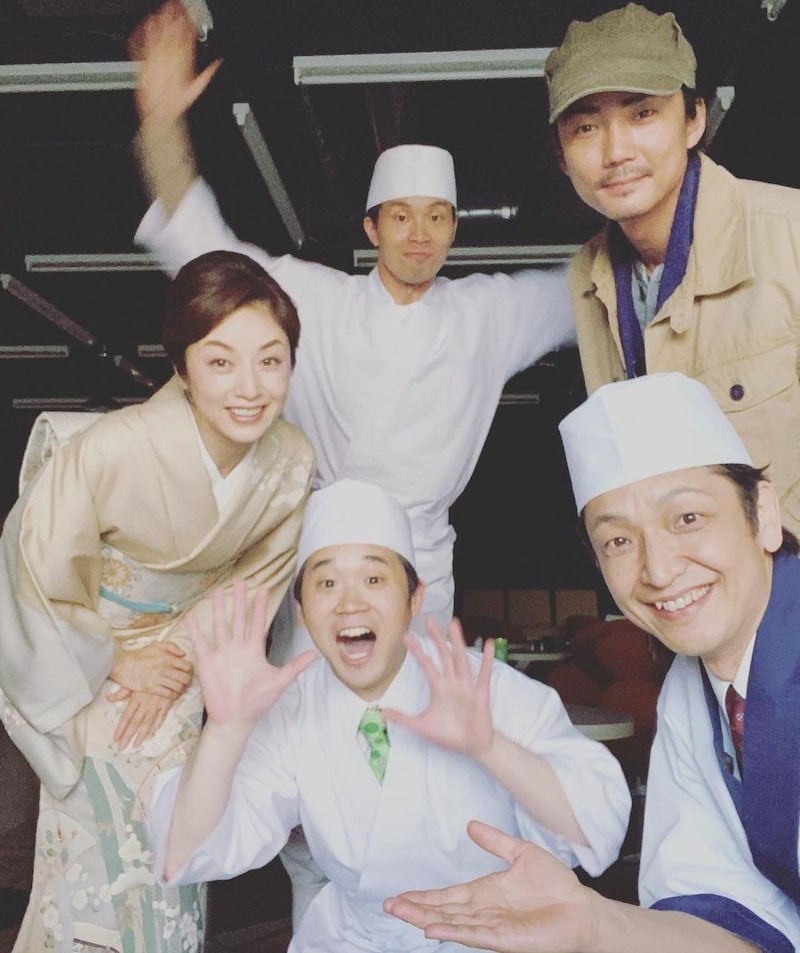 共演者との4コマショットを披露した高岡早紀（左）。前列中央から矢本悠馬、岡田浩暉、後列中央から右へ永沼伊久也、毎熊克哉（アメーバオフィシャルブログから）