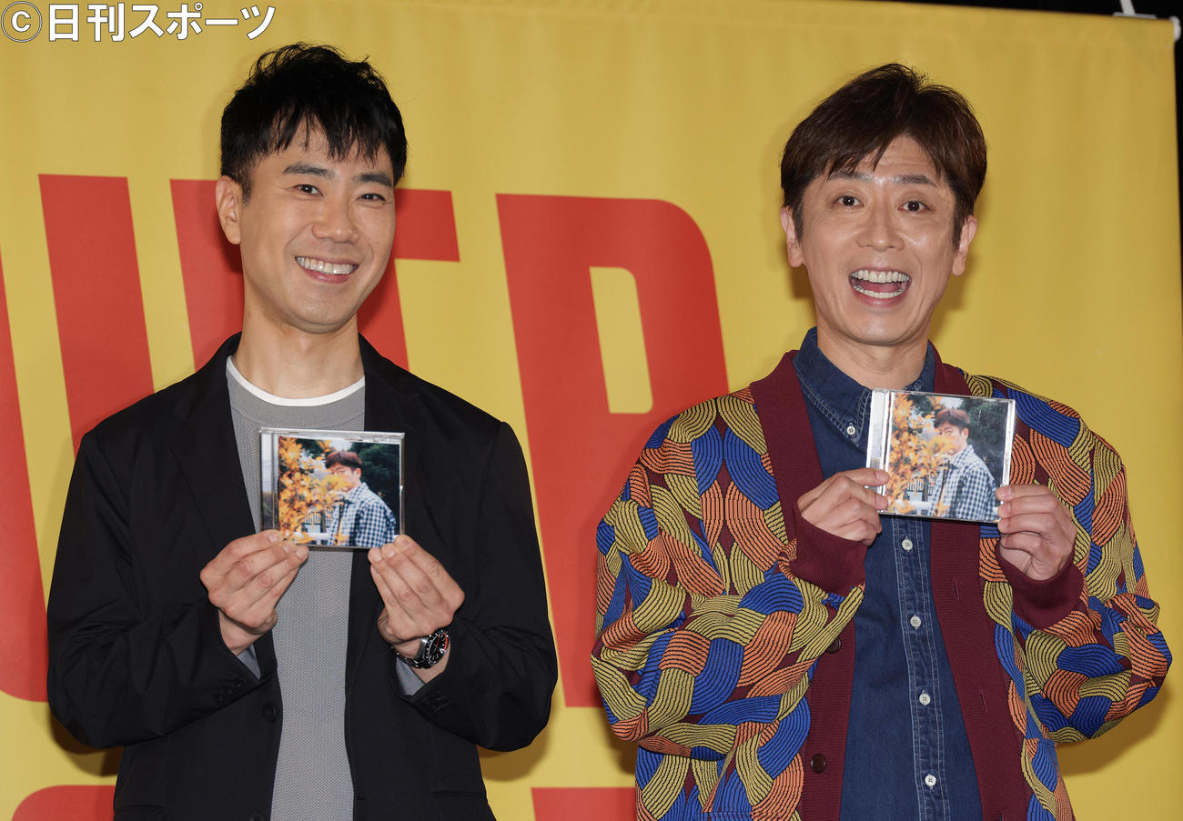 カバーアルバム「マカロワ」発売記念イベントを行う後藤輝基（右）とプロデュースした藤井隆（撮影・中島郁夫）