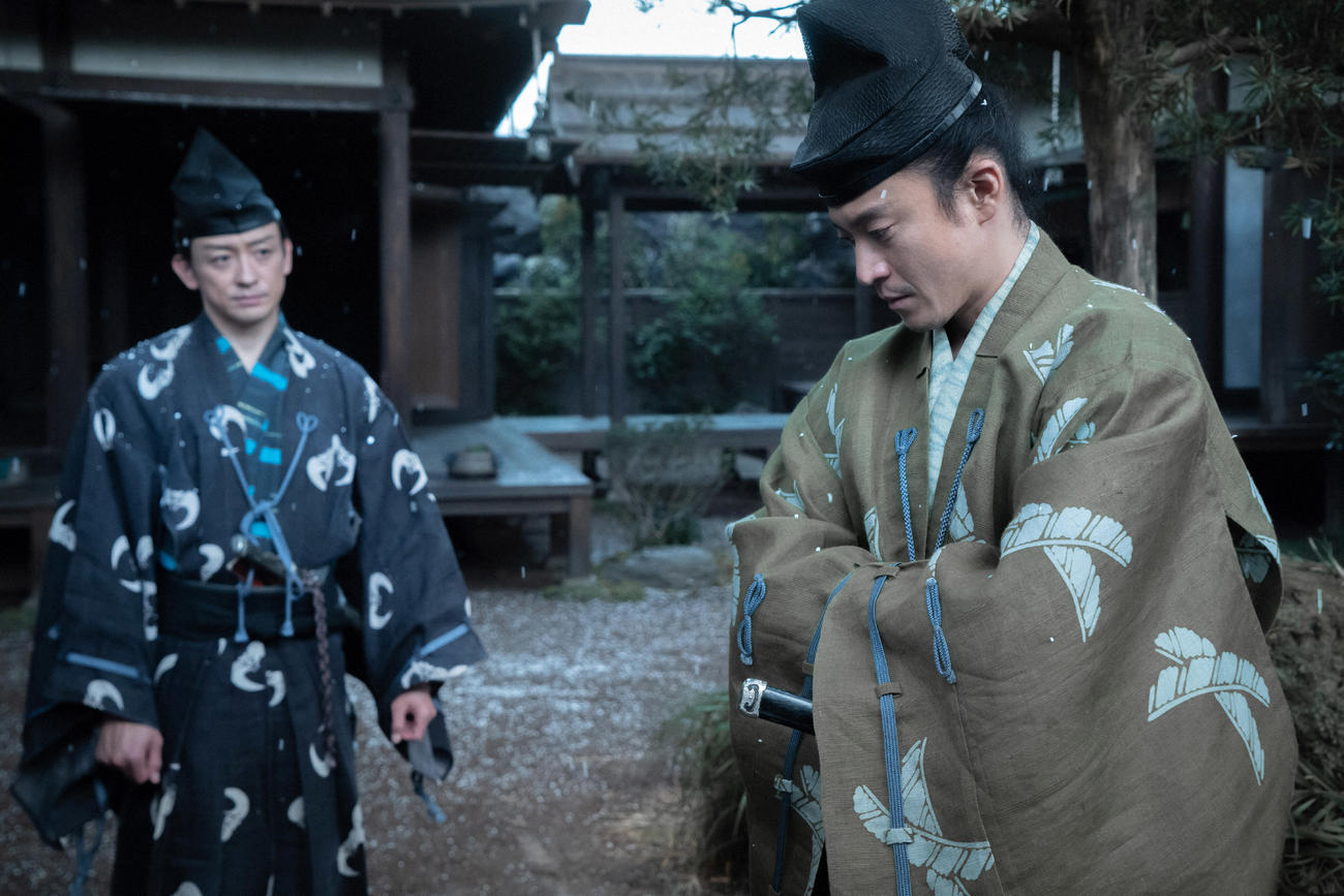 大河ドラマ「鎌倉殿の13人」より。義時の館の庭で三浦義村（山本耕史）からある出来事について聞く北条義時（小栗旬）（C）NHK
