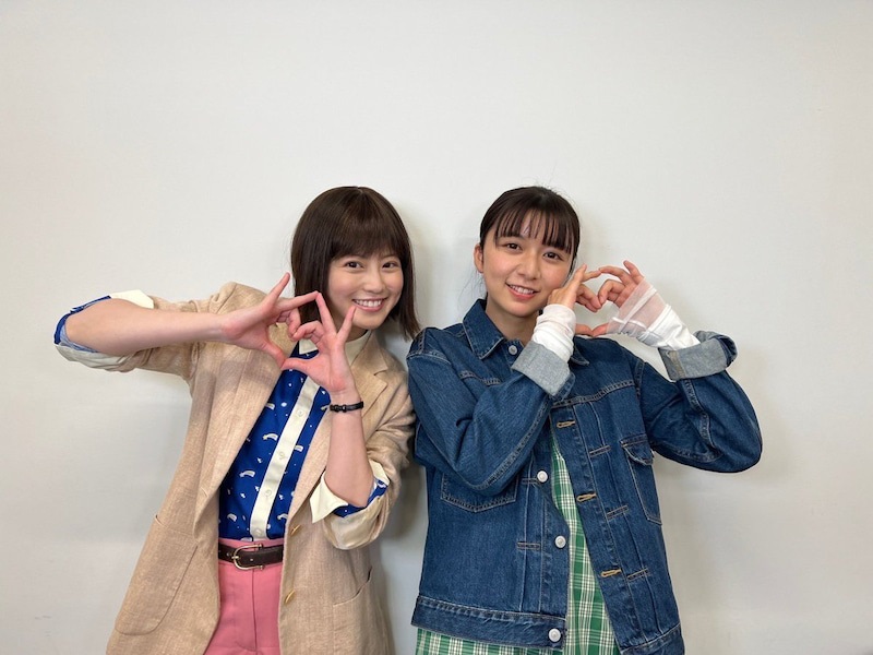 ハートポーズを作る今田美桜（左）と上白石萌歌（「悪女（わる）～働くのがカッコ悪いなんて誰が言った？」 オフィシャルブログから）