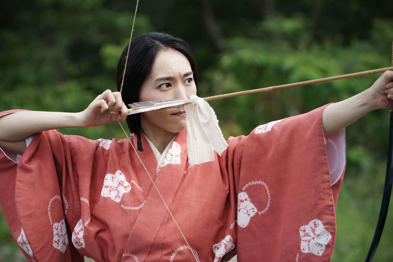矢文を放つ、新垣結衣演じる八重