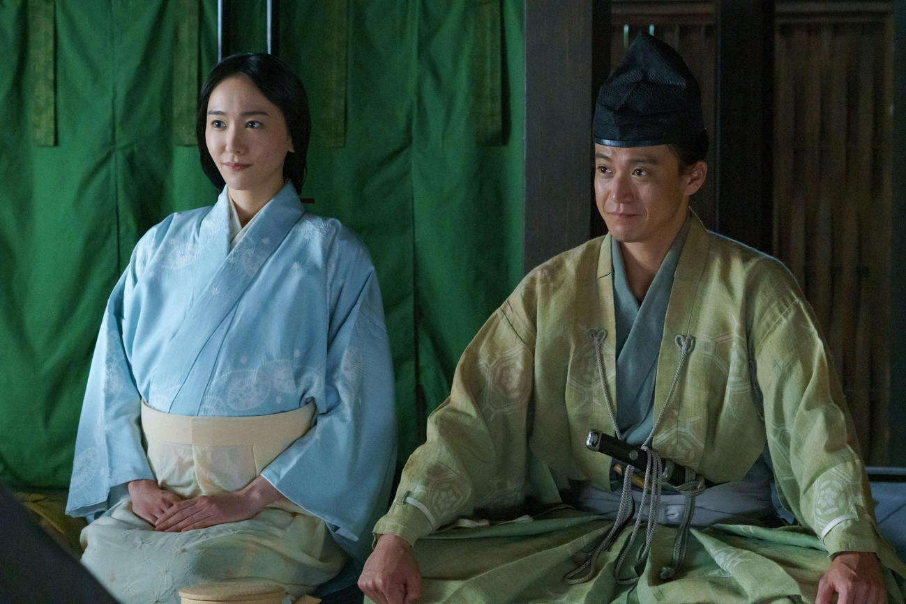 八重（新垣結衣）と北条義時（小栗旬）
