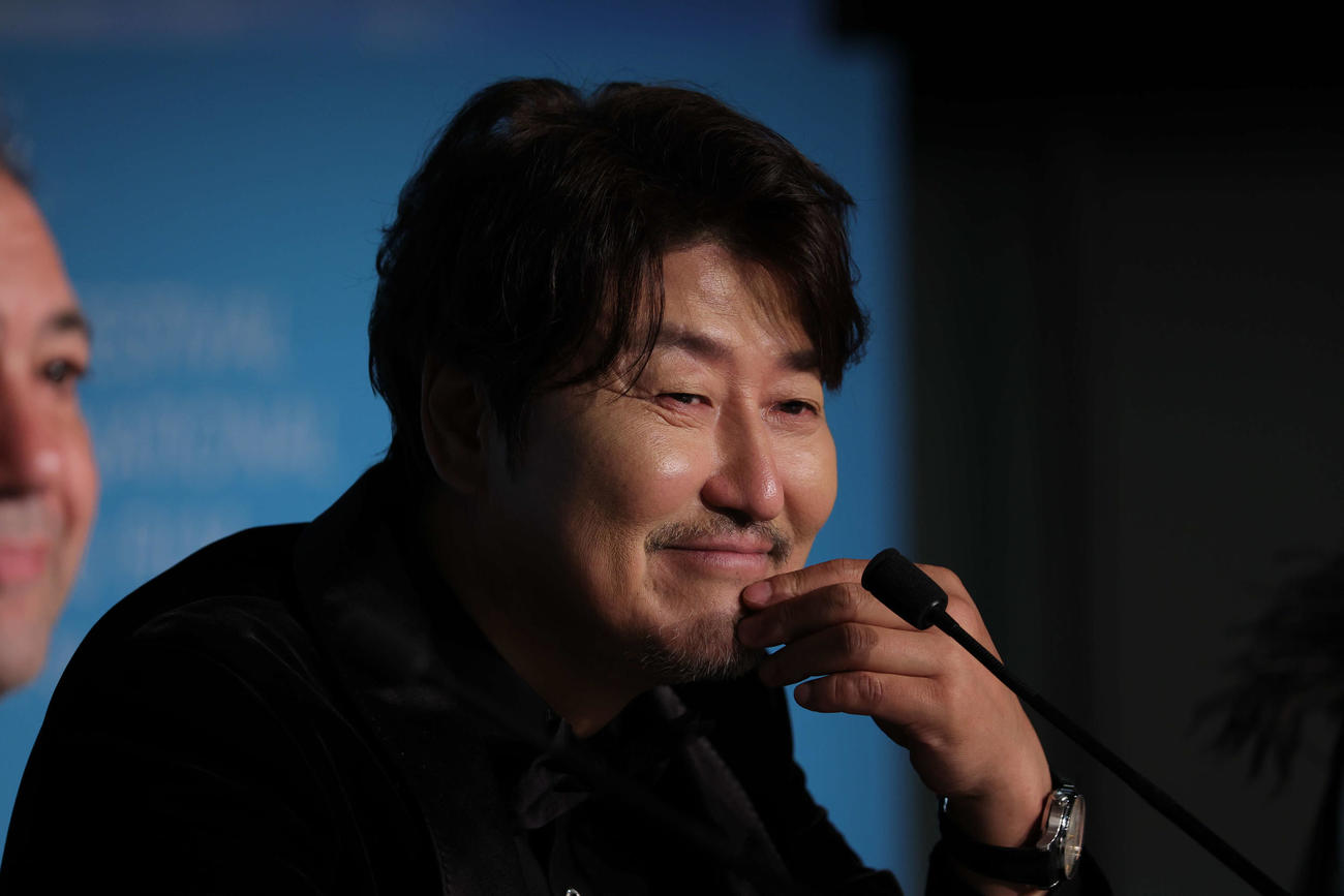 「ベイビー・ブローカー」で韓国人俳優として初のカンヌ映画祭男優賞を受賞し、会見で笑みを浮かべるソン・ガンホ