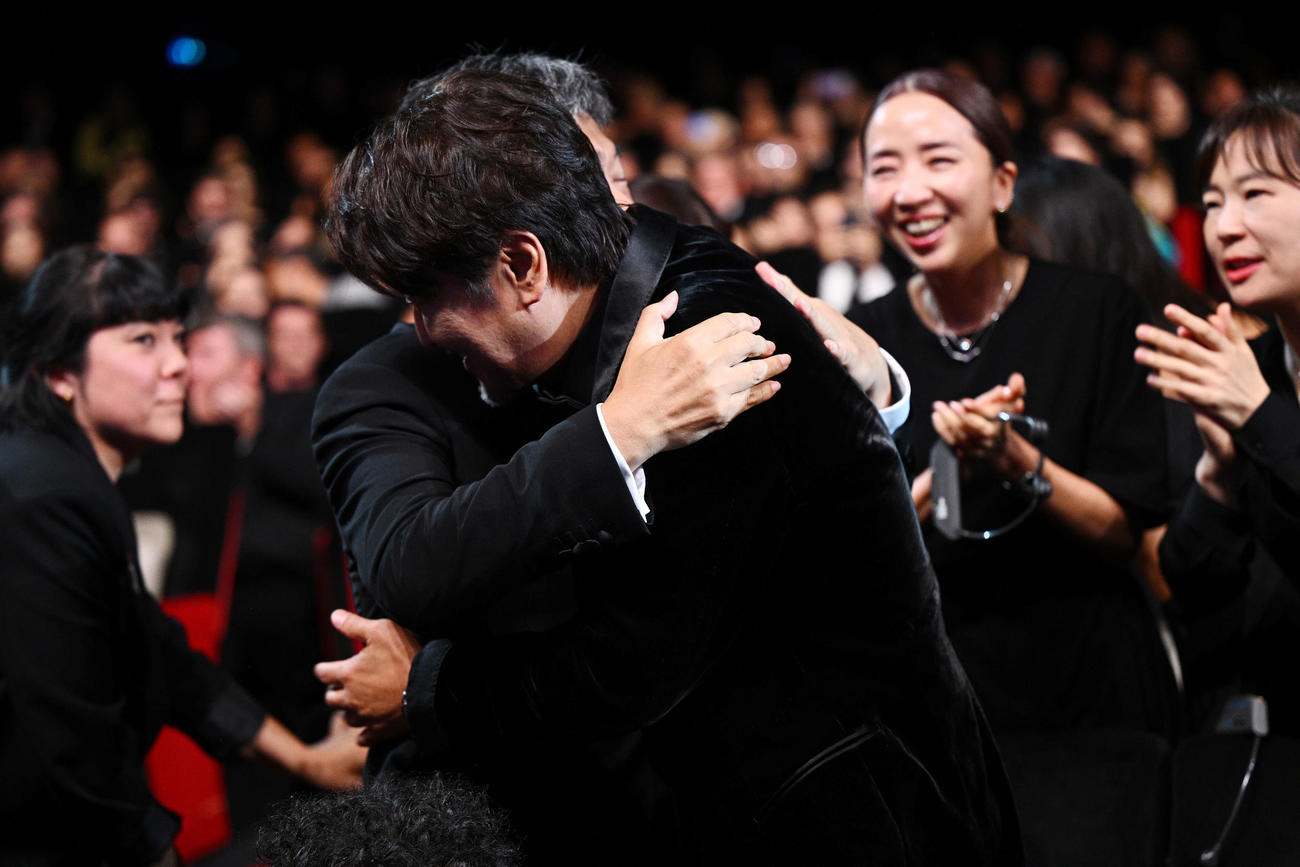 「ベイビー・ブローカー」で韓国人俳優として初のカンヌ映画祭男優賞を受賞し、喜ぶソン・ガンホ（手前）を抱き締める是枝裕和監督