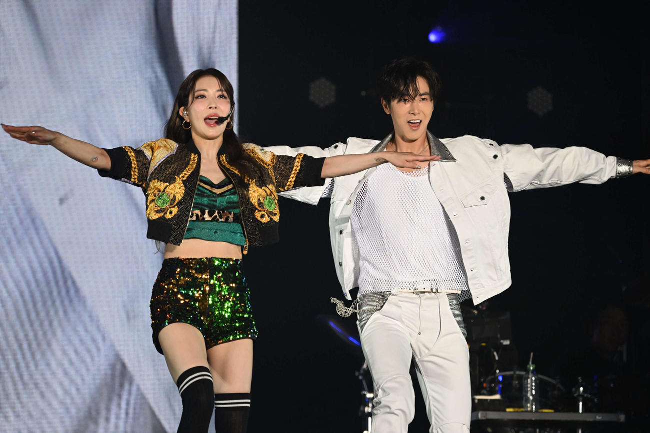 日本デビュー20周年記念ライブを行ったBoA（左）とサプライズ出演した東方神起のユンホ