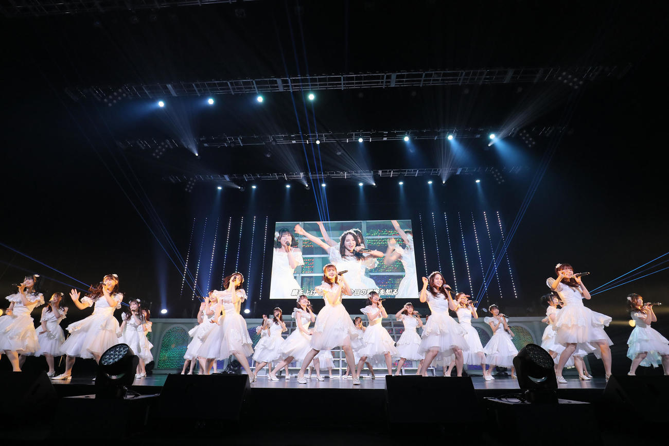 ラストライブの昼公演「LAST DANCE」を行ったラストアイドル