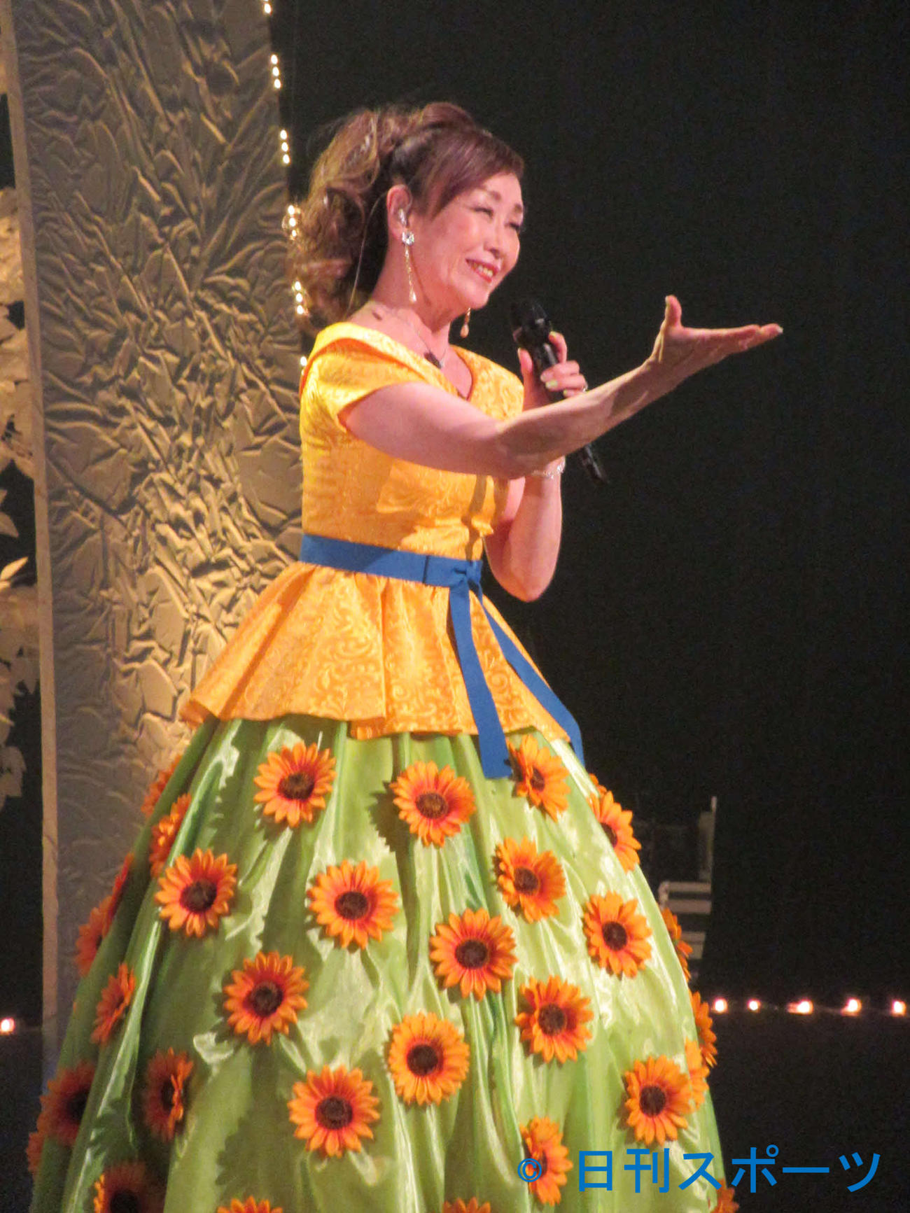 ウクライナの国花のひまわりと国旗のブルーをあしらった衣装で「ひまわり娘」を歌う伊藤咲子（16日、東京・かつしかシンフォニーヒルズ）