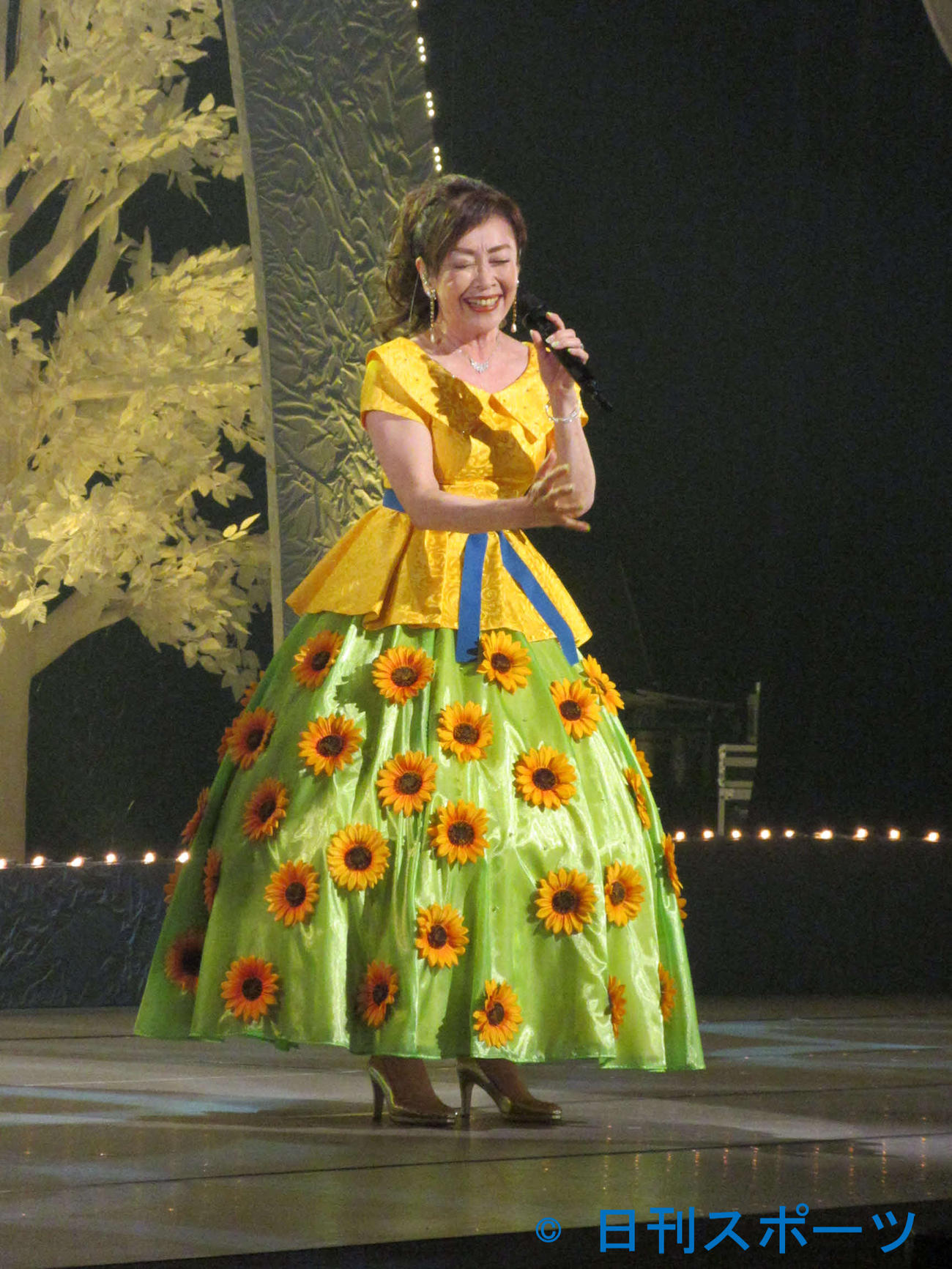 ウクライナの国花のひまわりと国旗のブルーをあしらった衣装で「ひまわり娘」を歌う伊藤咲子（16日、東京・かつしかシンフォニーヒルズ）