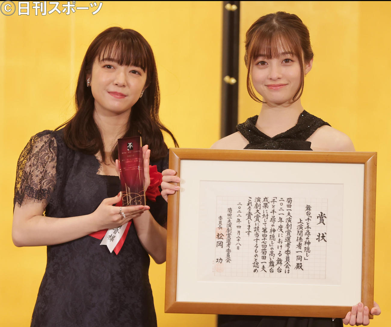 菊田一夫演劇賞で演劇大賞に選ばれた舞台「千と千尋の神隠し」に出演した上白石萌音（左）と橋本環奈は、授賞式で笑顔（撮影・野上伸悟）