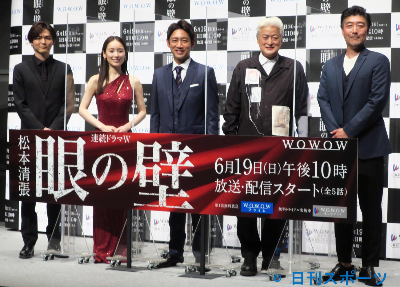 WOWOW連続ドラマW「松本清張　眼の壁」完成報告会に出席した、左から薮宏太、泉里香、小泉孝太郎、陣内孝則、内片輝監督