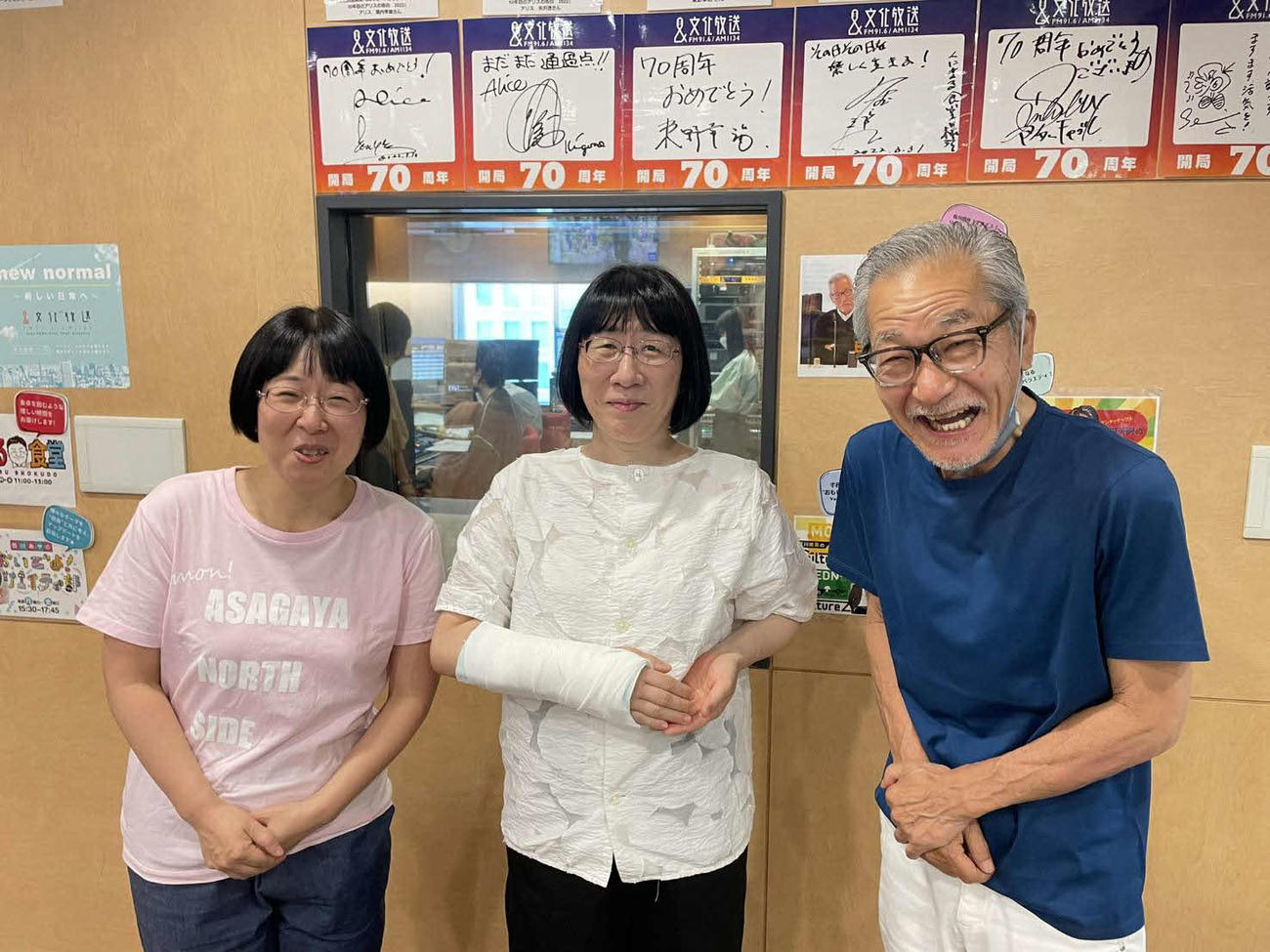 文化放送「大竹まこと　ゴールデンラジオ！」で骨折を報告した阿佐ヶ谷姉妹の渡辺江里子（中央）。左は相方の木村美穂、右は大竹まこと