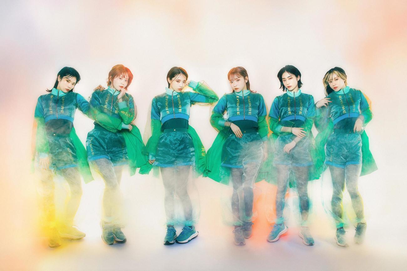 解散を発表したEMPiRE。左からYU－Ki EMPiRE、MAYU EMPiRE、MAHO EMPiRE、NOW EMPiRE、MiKiNA EMPiRE、MiDORiKo EMPiRE