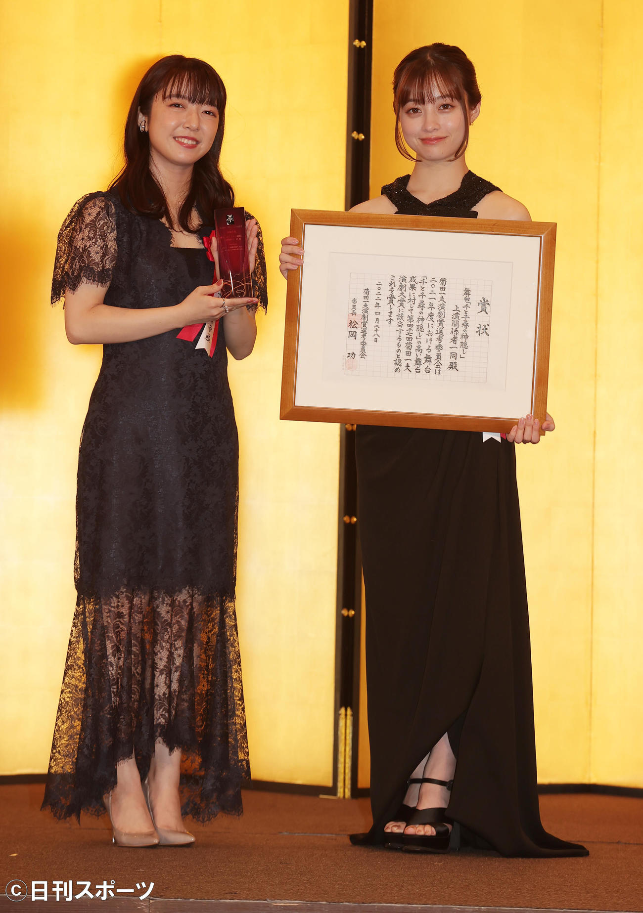 菊田一夫演劇賞で演劇大賞に選ばれた舞台「千と千尋の神隠し」に出演した上白石萌音（左）と橋本環奈は、授賞式で笑顔（撮影・野上伸悟）