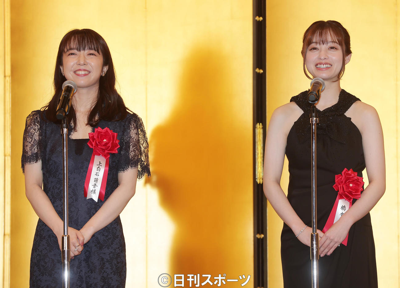 菊田一夫演劇賞で演劇大賞に選ばれた舞台「千と千尋の神隠し」に出演した上白石萌音（左）と橋本環奈は、授賞式で笑顔（撮影・野上伸悟）