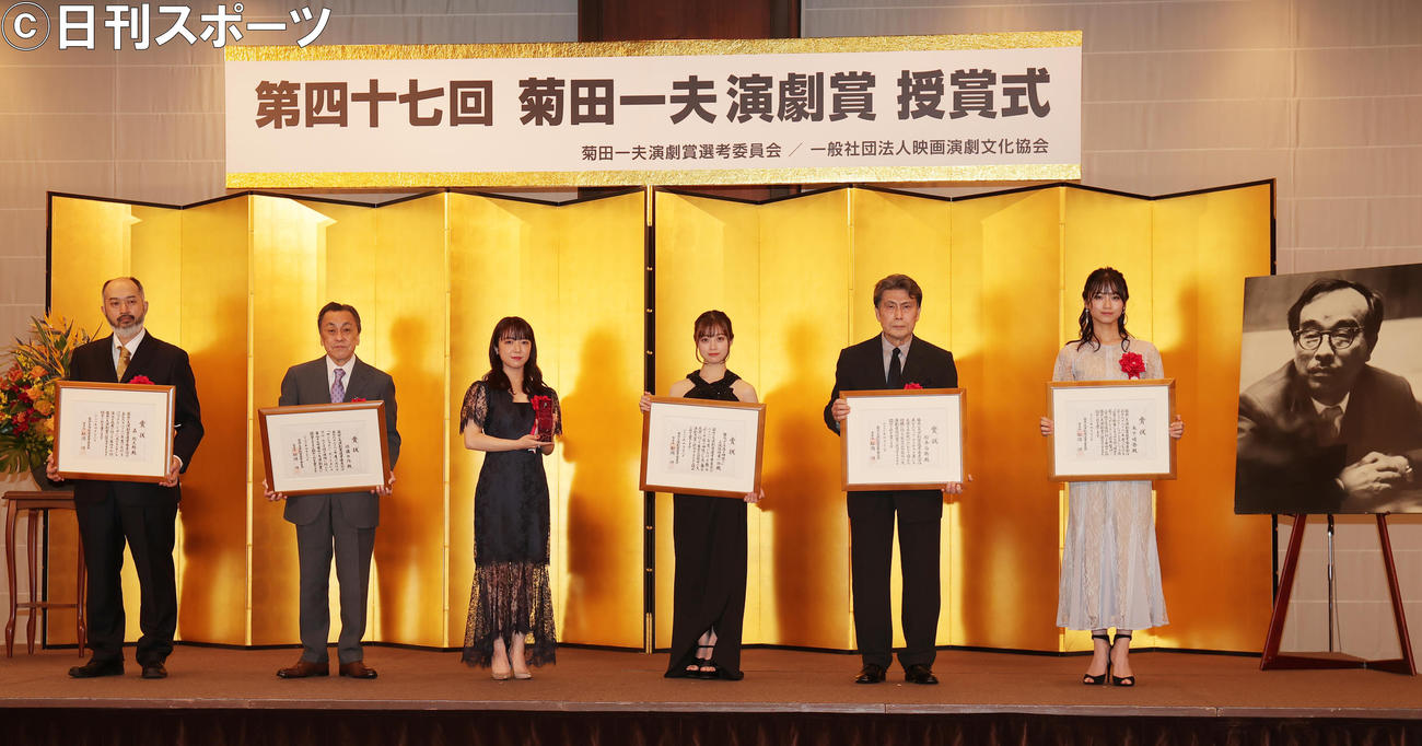 菊田一夫演劇賞を受賞した左から森新太郎、佐藤B作、演劇大賞の舞台「千と千尋の神隠し」の上白石萌音、橋本環奈、特別賞の松本白鸚、演劇賞の木下晴香（撮影・野上伸悟）